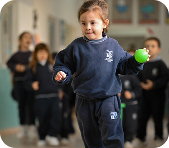 Bambini piccoli che giocano