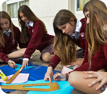 Grupo de alunos fazendo trabalho prático